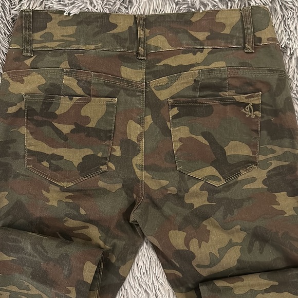Women’s camo VIP Jeans. Size 15/16. - Picture 5 of 6